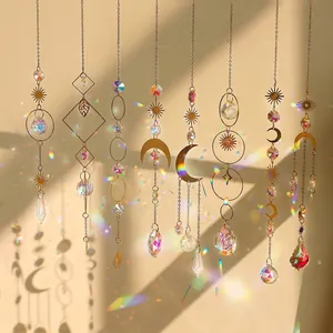 Detail von 8 Kristall-Sonnenfängern mit Mond- und Sonnenmotiven, die Regenbögen erzeugen.