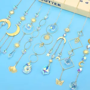 Detailansicht von 8 Kristall-Sonnenfängern mit goldenen Mond- und Sonnenanhängern