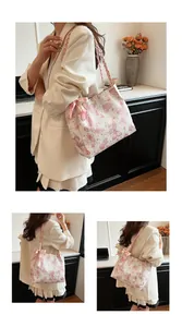 Gedetailleerde weergave van de roze tote bag met vlinderprint en een mooi strikje