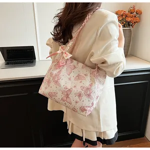Stijlvolle dames shopper met roze vlinderpatroon getoond in een zakelijke lifestyle setting