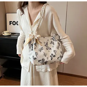 Chique witte tote bag met vlinderprint, gevlochten riem en decoratieve strik