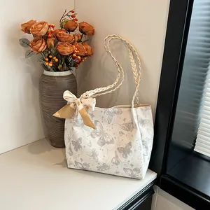 Stijlvolle witte draagtas met vlinderpatroon en gevlochten handvatten voor dames