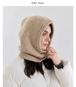 Vista dettagliata della trama in maglia a coste di un passamontagna beige su modella