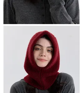Dettaglio di un passamontagna rosso in maglia di lana per l'inverno
