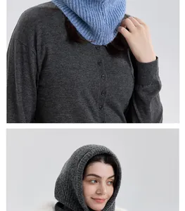 Dettaglio di passamontagna balaclava da donna in maglia a coste blu e grigio