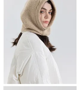 Dettaglio laterale di un cappello balaclava beige in misto lana su una modella.