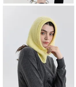 Vista dettagliata di un cappuccio passamontagna in misto lana giallo su una modella