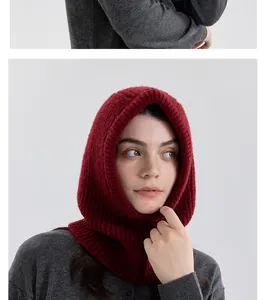 Passamontagna premium in misto lana bordeaux indossato da una modella per l'inverno
