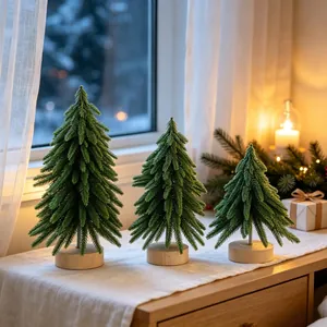 Set di tre mini alberi di Natale artificiali con basi in legno per decorazioni da tavolo