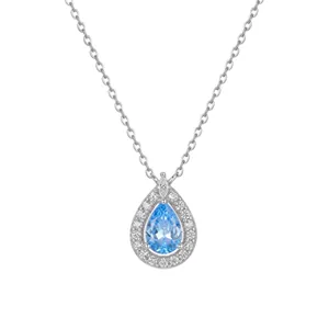 Vue détaillée d'un collier avec pendentif en forme de poire, zircon bleu clair et argent