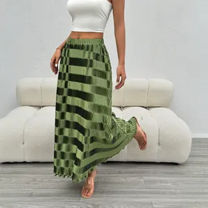 Jupe longue plissée vert olive élégante avec un motif géométrique et une taille haute