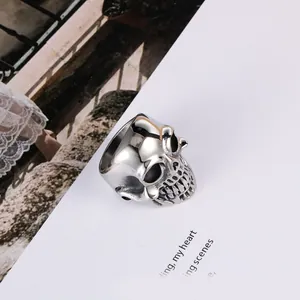 Bague tête de mort style punk en acier inoxydable pour homme, finition argentée.