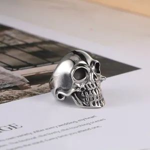 Bague tête de mort en acier titane style punk pour homme, finition argentée polie