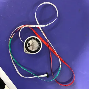 Detailansicht eines BMI-Maßbands mit farbigen Gesundheitszonen und Rechnerrad