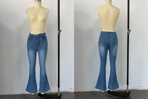 Detailansicht einer hellblauen Schlagjeans mit hoher Taille und Gesäßtaschen am Model.