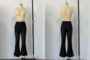 Vorder- und Rückansicht schwarze Schlagjeans mit hoher Taille auf Schaufensterpuppe