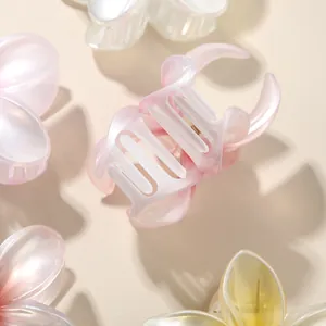 Makro-Detail von perlmuttfarbenem Blumen-Haarclip mit elegantem Frangipani-Design
