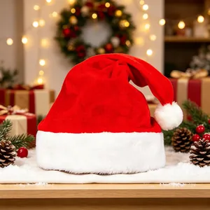 Bonnet de Père Noël classique en peluche rouge pour tous sur un fond de fête enneigé