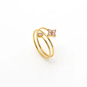Détail d'une bague triple en acier inoxydable doré 18 carats avec trèfle en zircon rose.
