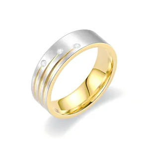 Vue détaillée d'une bague en acier inoxydable bicolore avec trois petits diamants sertis