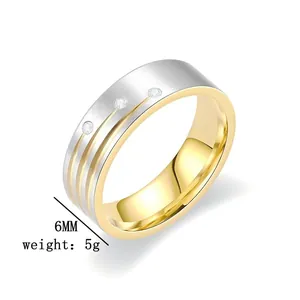 Vue détaillée d'une bague bicolore en acier de 6 mm avec trois pierres incrustées