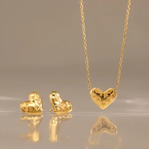 Detailansicht des 18K vergoldeten Schmucksets mit Hammerschlag-Herzanhänger und Ohrringen.