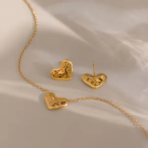 Schmuckset aus 18K vergoldetem Edelstahl mit gehämmerten Herzohrringen und Kette