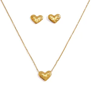 Detail des 18K vergoldeten Schmucksets mit gehämmertem Herz, Halskette und Ohrringen.