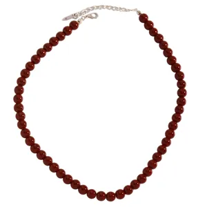 Detailansicht der dunkelroten Perlen-Choker-Halskette mit verstellbarer silberner Kette.