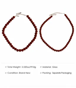 Spécifications détaillées de taille et de poids pour ces colliers de perles en verre rouge