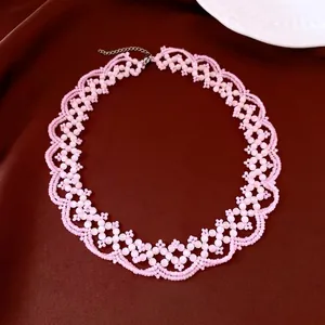 Collier choker rose doux en perles d'oeil de chat avec motif floral élégant