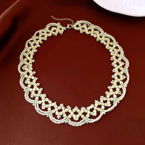 Gros plan d'un collier en dentelle perlée complexe avec des pierres œil de chat vert pâle