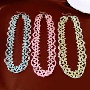 Vue détaillée de trois colliers en perles œil-de-chat pastel en bleu, rose et vert.