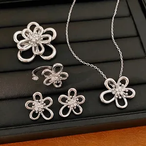 Collana in Zirconia a Fiore Cavo Placcata Oro 18k Orecchini Anello Spilla Elegante Pendente Floreale Gioielli Donna Accessori