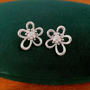 Coppia di orecchini a lobo a fiore traforato placcati oro 18k con centri in zircone