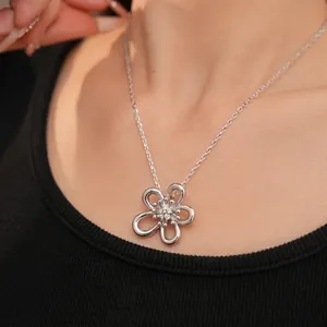 Elegante collana a fiore traforato placcata argento 18k con zirconi su modella