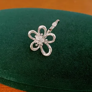 Primo piano di un'elegante collana a fiore traforato placcata in oro 18k con zirconi