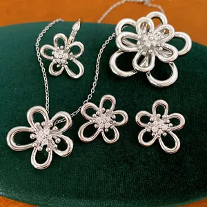 Vista dettagliata del set di gioielli a fiore placcati oro 18k con zirconi su velluto