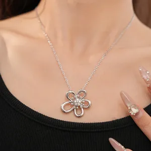 Dettaglio della collana con pendente a fiore traforato in argento e pietre di zircone