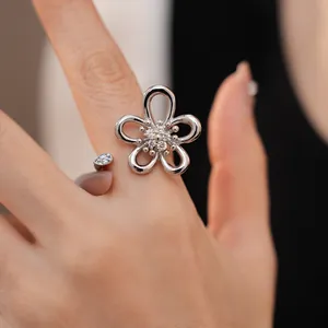 Elegante anello aperto a fiore traforato color argento con dettagli in zircone lucido