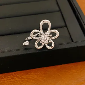 Dettaglio di un anello a fiore traforato placcato in oro 18 carati con pietre zirconi