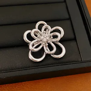 Vista dettagliata dell'elegante ciondolo a fiore cavo placcato oro 18k con centro in zircone