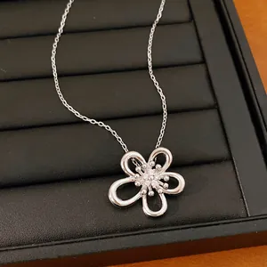 Dettaglio della collana in argento con ciondolo a fiore e cristalli brillanti