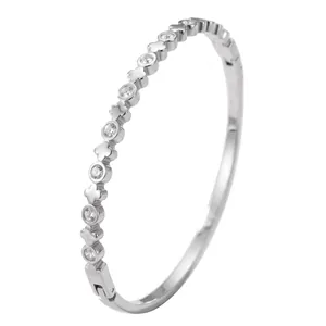 Eleganter Armreif aus silbernem Edelstahl mit Kleeblatt-Motiven und glitzernden Steinen.