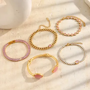 Dettaglio di bracciali in acciaio inossidabile placcato oro 18K con cristalli rosa