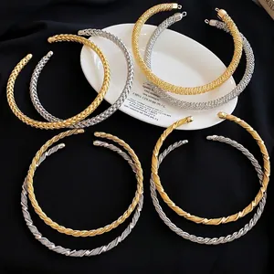 Set aus minimalistischen, gedrehten Metall-Halsreifen in Gold- und Silberoptik
