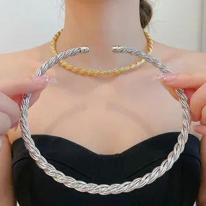 Minimalistisches elegantes gedrehtes Metall-Choker-Halsketten-Set in Gold und Silber für Damen