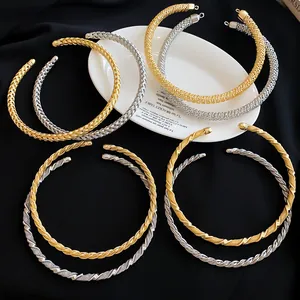 Verschiedene gold- und silberfarbene Choker-Halsketten mit strukturiertem Design