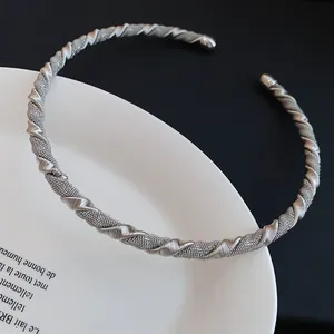 Nahaufnahme der gedrehten Mesh-Textur dieses minimalistischen silbernen Halsreifs für Damen.