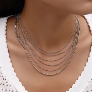 Elegante mehrreihige Halskette aus S925 Sterlingsilber, getragen von einem Modell